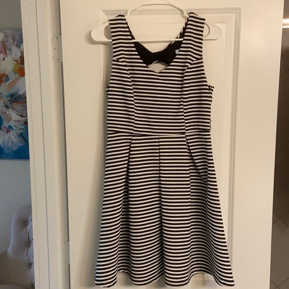 She + Sky Dresses & Skirts - Cute open back black and white dress